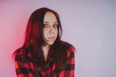 Güzel kız bir fotoğraf stüdyosu poz. Sokak tarzı. Uzun saç temiz cilt