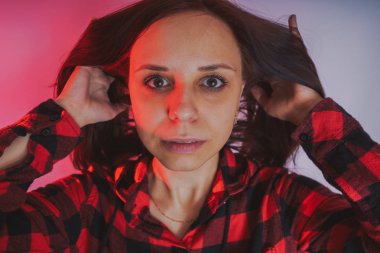 Bir kadının saç, parlak ve duygusal bir kadın ile ilgili sorunlar. Saç bakım hatalar. Kuru, zarar görmüş saçları tutan kız.