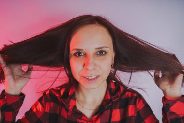 Bir kadının saç, parlak ve duygusal bir kadın ile ilgili sorunlar. Saç bakım hatalar. Kuru, zarar görmüş saçları tutan kız.