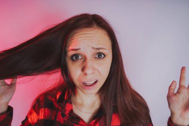 Bir kadının saç, parlak ve duygusal bir kadın ile ilgili sorunlar. Saç bakım hatalar. Kuru, zarar görmüş saçları tutan kız.