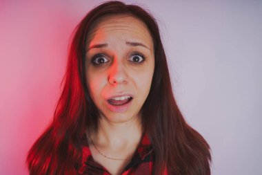 Güzel kız bir fotoğraf stüdyosu poz. Sokak tarzı. Uzun saç temiz cilt