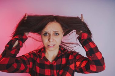 Bir kadının saç, parlak ve duygusal bir kadın ile ilgili sorunlar. Saç bakım hatalar. Kuru, zarar görmüş saçları tutan kız.