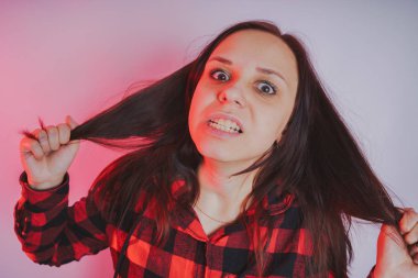 Güzel kız bir fotoğraf stüdyosu poz. Sokak tarzı. Uzun saç temiz cilt