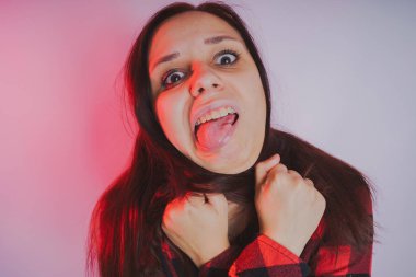 Güzel kız bir fotoğraf stüdyosu poz. Sokak tarzı. Uzun saç temiz cilt