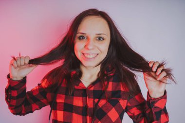 Güzel kız bir fotoğraf stüdyosu poz. Sokak tarzı. Uzun saç temiz cilt