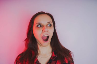 Güzel kız bir fotoğraf stüdyosu poz. Sokak tarzı. Uzun saç temiz cilt