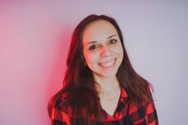 Güzel kız bir fotoğraf stüdyosu poz. Sokak tarzı. Uzun saç temiz cilt