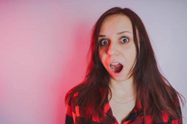 Güzel kız bir fotoğraf stüdyosu poz. Sokak tarzı. Uzun saç temiz cilt