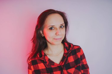 Güzel kız bir fotoğraf stüdyosu poz. Sokak tarzı. Uzun saç temiz cilt