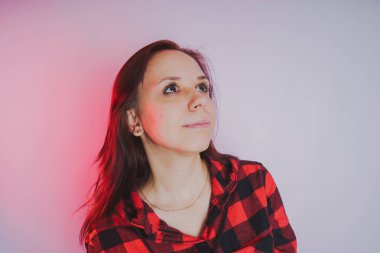 Güzel kız bir fotoğraf stüdyosu poz. Sokak tarzı. Uzun saç temiz cilt