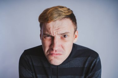 Duygusal bir adam, iş tarzı kıyafetler portresi: kazak ve kot pantolon. duygusal portre. kısa saç ve temiz cilt. Genç acımasız adam kısa saçlı, duygusal portre.