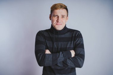 Duygusal bir adam, iş tarzı kıyafetler portresi: kazak ve kot pantolon. duygusal portre. kısa saç ve temiz cilt. Genç acımasız adam kısa saçlı, duygusal portre.