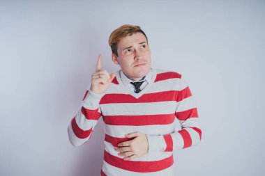 Duygusal bir adam portresi, iş tarzı giysiler: gömlek ve pantolon. duygusal portre. kısa saç ve temiz cilt. Genç acımasız adam kısa saçlı, duygusal portre.