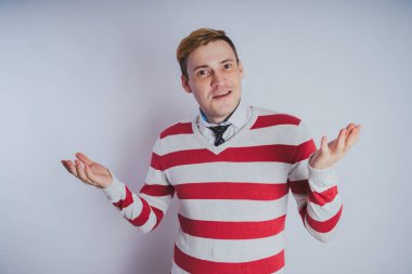 Duygusal bir adam portresi, iş tarzı giysiler: gömlek ve pantolon. duygusal portre. kısa saç ve temiz cilt. Genç acımasız adam kısa saçlı, duygusal portre.