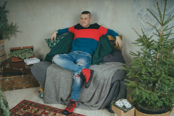 Kanepeye, dinlenme adam oturan neşeli erkek portresi