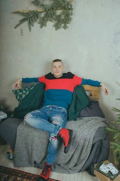 Kanepeye, dinlenme adam oturan neşeli erkek portresi