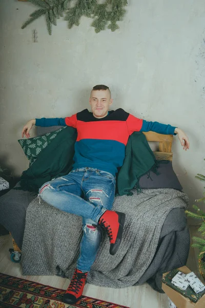 Kanepeye, dinlenme adam oturan neşeli erkek portresi