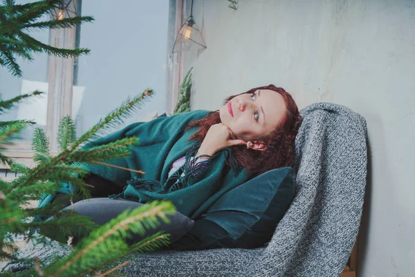 güzel kız yatakta sabah oturan ve o gülümsüyor ve yastık tutar. 