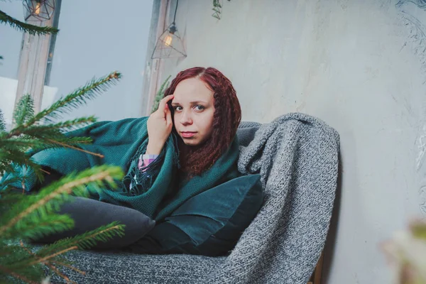 güzel kız yatakta sabah oturan ve o gülümsüyor ve yastık tutar. 