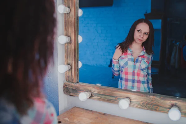 Schöne Sexy Mädchen Der Nähe Des Spiegels Der Garderobe Schönes — Stockfoto
