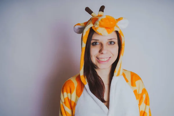 Chica Posando Pijama Naranja Estudiante Piel Limpia Cabello Largo Concepto — Foto de Stock