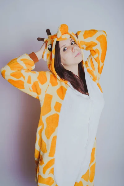 Chica Posando Pijama Naranja Estudiante Piel Limpia Cabello Largo Concepto — Foto de Stock