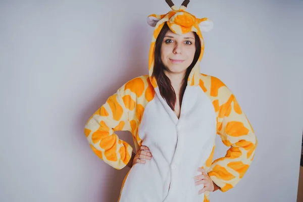 Chica Posando Pijama Naranja Estudiante Piel Limpia Cabello Largo Concepto — Foto de Stock