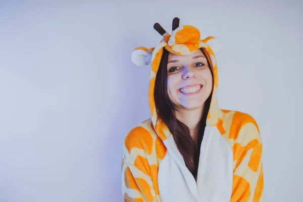 Flicka Poserar Orange Pyjamas Student Ren Hud Och Långt Hår — Stockfoto