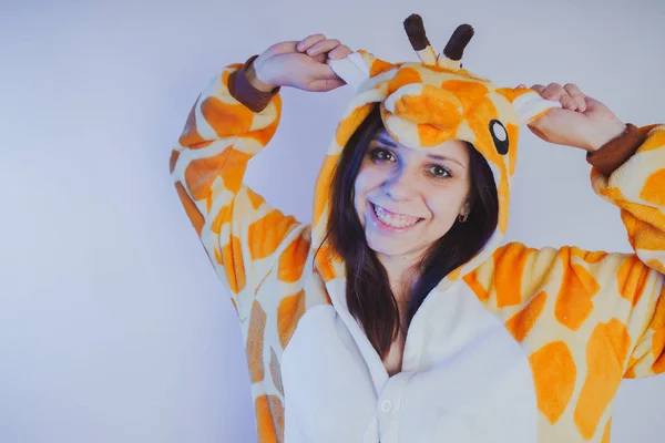 Chica Posando Pijama Naranja Estudiante Piel Limpia Cabello Largo Concepto — Foto de Stock