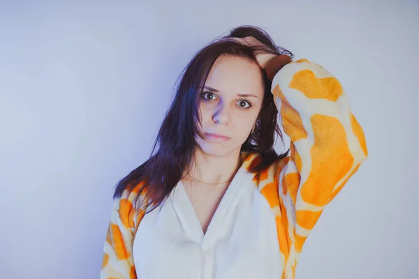 Turuncu Pijamayla Poz Kız Öğrenci Temiz Cilt Uzun Saç Giyim — Stok fotoğraf