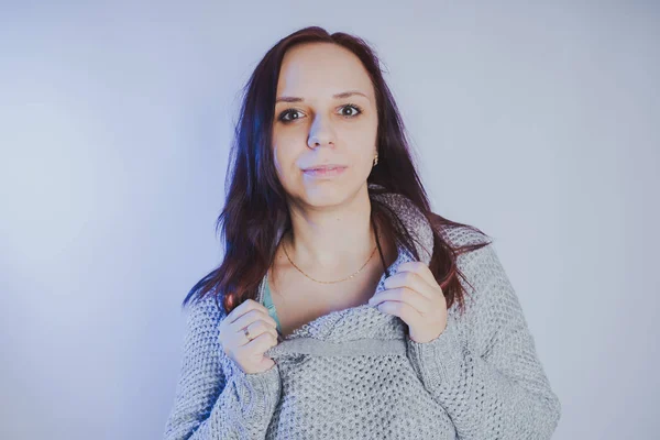 Una Joven Con Suéter Posando Contra Una Pared Gris Mujer — Foto de Stock