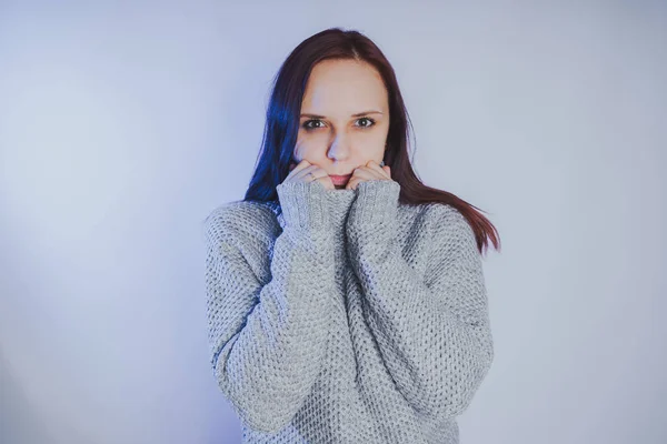 Una Joven Con Suéter Posando Contra Una Pared Gris Mujer — Foto de Stock