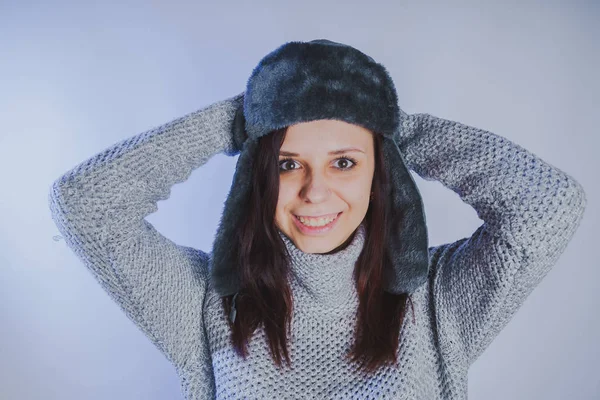 写真青フィルター ストリート スタイルの服の帽子とセーターを使ってスタジオで撮影 女の子の感情的な肖像画 — ストック写真