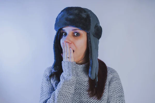 스트리트 스타일 모자와 스웨터를 스튜디오 사진에서 여자의 감정적 초상화 — 스톡 사진