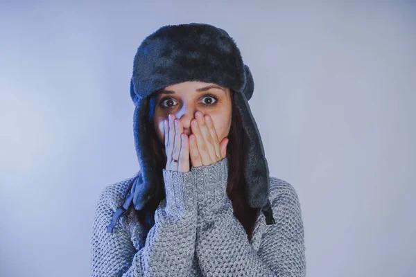스트리트 스타일 모자와 스웨터를 스튜디오 사진에서 여자의 감정적 초상화 — 스톡 사진