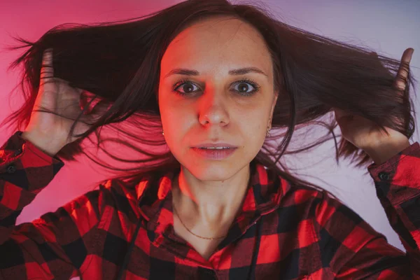 Bir kadının saç, parlak ve duygusal bir kadın ile ilgili sorunlar. Saç bakım hatalar. Kuru, zarar görmüş saçları tutan kız.