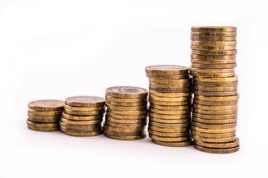 Yükselen altın sikke yığınını durdurun, artan para yatırımı ve beyaz izole edilmiş arka planda artan karı durdurun.