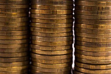 Finansal gayrimenkul, altın sikkeler Konsepti: Emlak yatırımı ve konut kredisi 