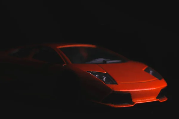 Portakal spor araba yakın çekim. Makro fotoğrafçılık oyuncak arabalar