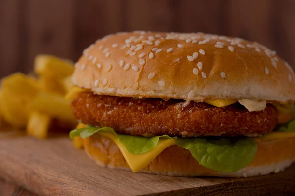 Huisgemaakte Hamburger Een Houten Dienblad Met Frietjes Heerlijk Broodje Hamburger — Stockfoto