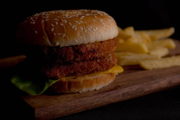 Hausgemachter Hamburger Auf Einem Holztablett Mit Pommes Frites Leckere Sandwich — Stockfoto