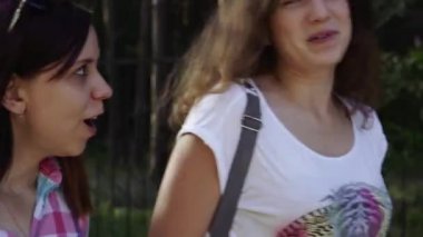 Yazın iki kadın yürüyor.