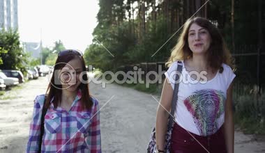 Yazın iki kadın yürüyor.