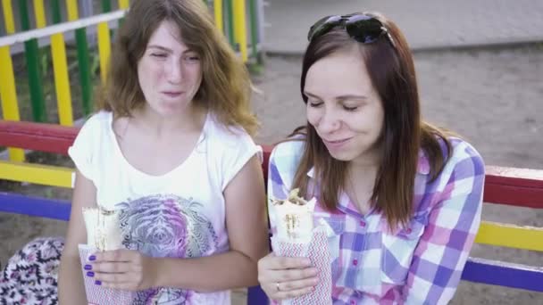 Två Kvinnor Äter Smörgåsar Sommaren — Stockvideo