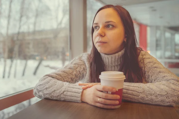 Een Mooi Meisje Gekleed Een Trui Houdt Van Koffie Thee — Stockfoto