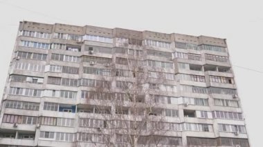 çok katlı bina bulutlu gökyüzü karşı. kavram şehir hayatı