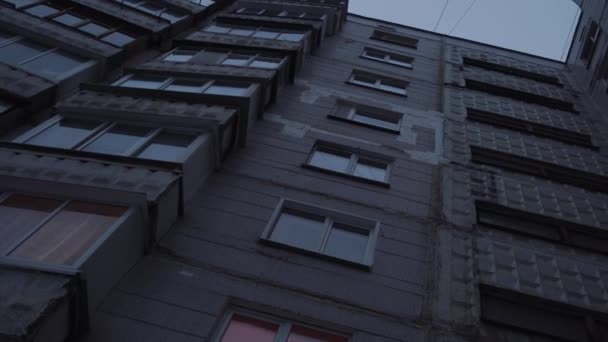 Hochhaus Gegen Den Wolkenverhangenen Himmel Konzept Stadtleben — Stockvideo