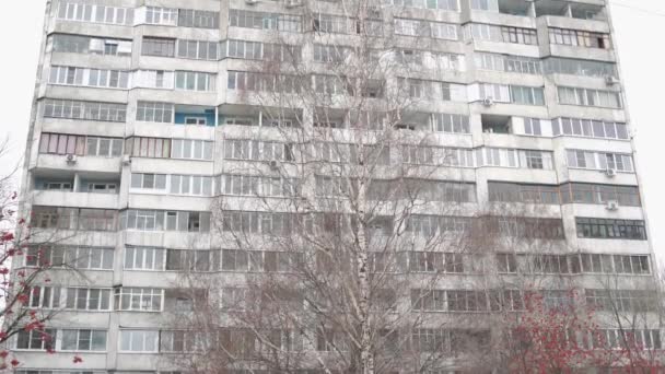 Hochhaus Gegen Den Wolkenverhangenen Himmel Konzept Stadtleben — Stockvideo