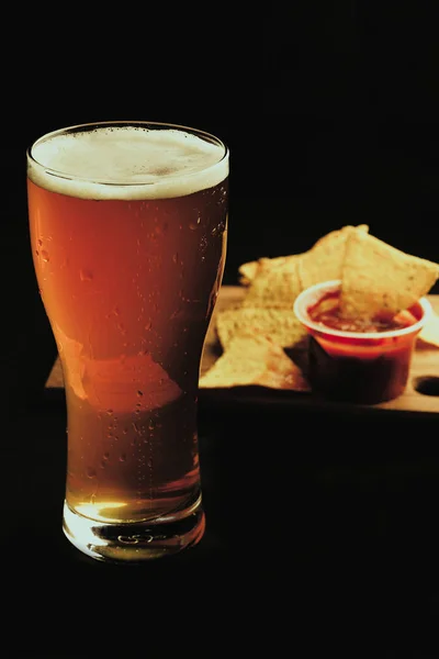 Copo Cerveja Fundo Preto Batatas Fritas Nachos Com Molho Fundo — Fotografia de Stock