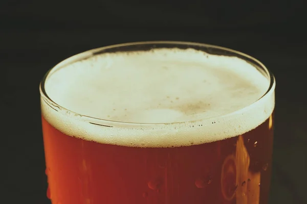 Bira Siyah Arkaplanda — Stok fotoğraf